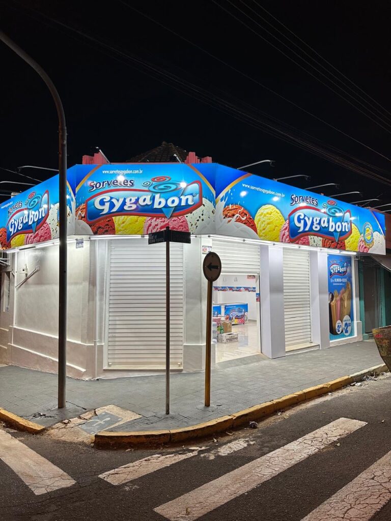 Fachada iluminada da Gygabon Pompéia, na Rua Carlos Bueno de Toledo, 104