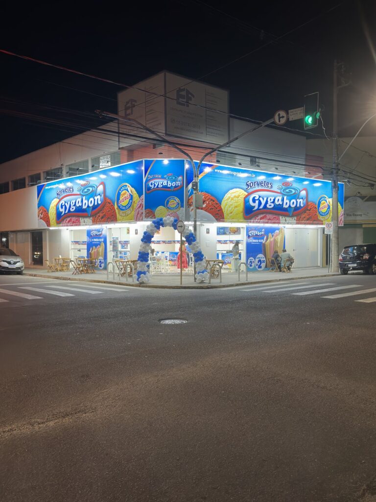 Fachada iluminada da Gygabon Araçatuba à noite