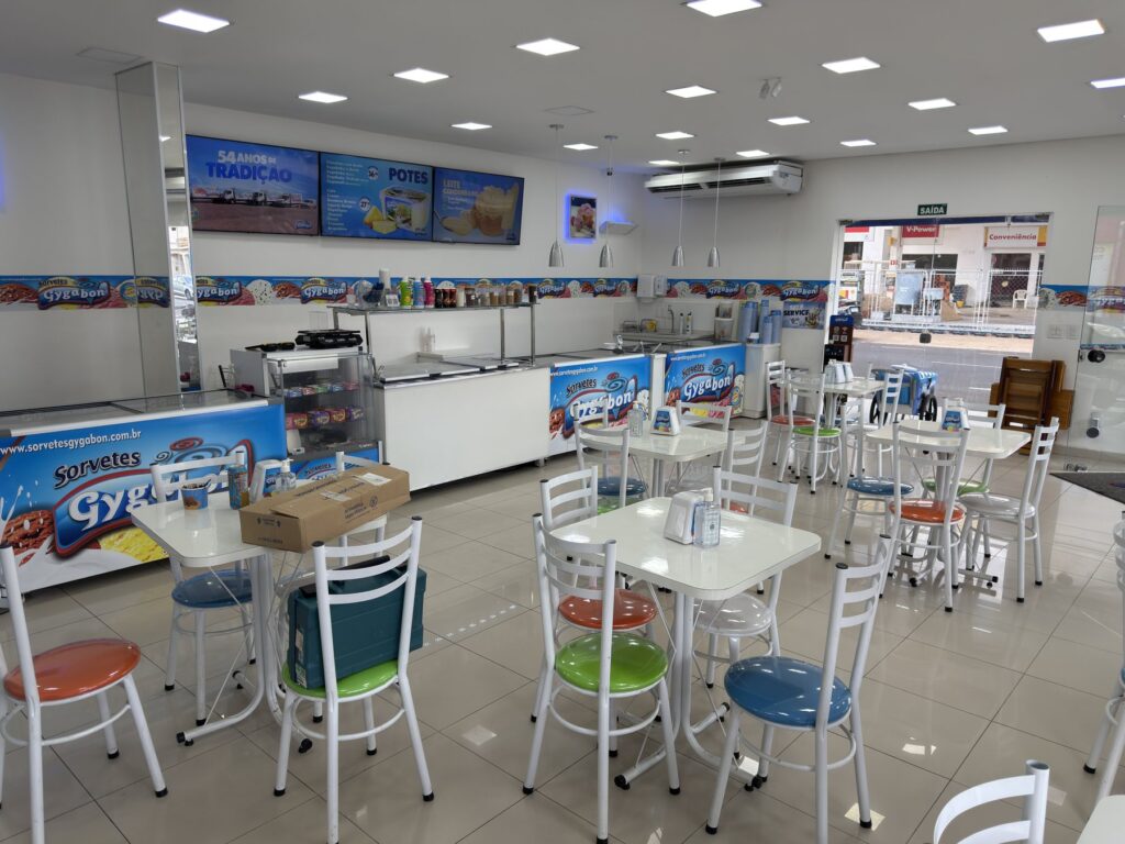 Interior da Gygabon Araçatuba com mesas e buffet de sorvetes